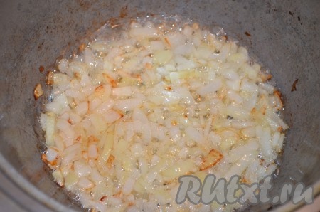 Лук порезать кубиком, обжарить на масле до золотистого цвета.