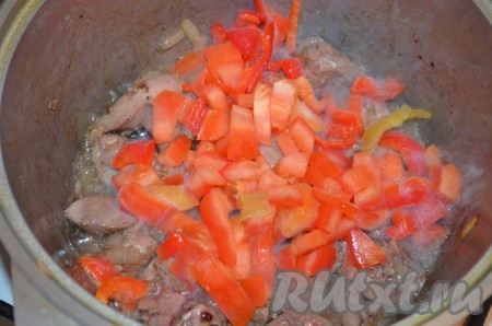 Помидор порезать кубиком, перец - соломкой, сложить к печени, перемешать.
