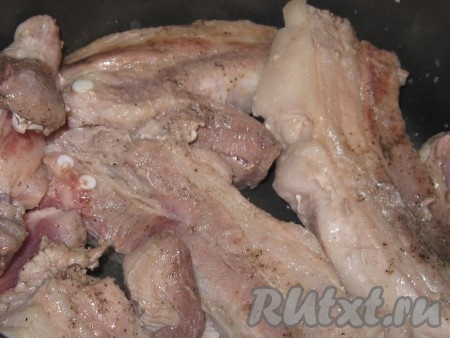 Затем уложить кусочки грудинки&nbsp; в кастрюлю мультиварки, обжарить с двух сторон без добавления масла, для этого установить режим "Выпечка" - 20 минут (через 10 минут перевернуть).
