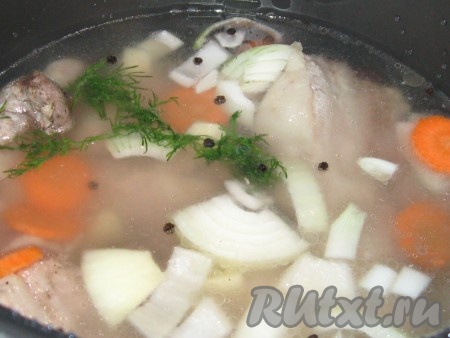 Морковь, лук, чеснок очистить и крупно порезать, по истечение времени обжарки добавить овощи к мясу, влить воды так, чтобы полностью закрывала ингредиенты, добавить соль, перец горошком, кориандр, установить режим мультиварки "Тушение" - 2 часа.
