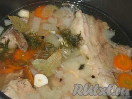 По истечение данного времени положить лавровый лист и дать мясу еще немного потомиться на режиме "Подогрев".&nbsp; 