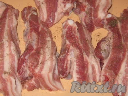 Грудинку&nbsp; хорошо вымыть, обсушить бумажным полотенцем, если она целым куском -&nbsp; нарезать на порционные кусочки, посолить, поперчить со всех сторон и оставить на 30 минут при комнатной температуре.
