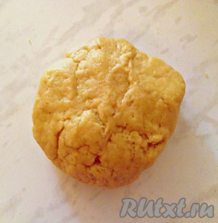 1. Взбить мягкое сливочное масло или маргарин с сахаром. Добавить яйца по одному и каждый раз хорошо перемешивать. Муку просеять с разрыхлителем и добавить в яично-масляную смесь. Замесить тесто.&nbsp;
