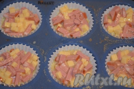 Выложить на пюре колбасу, смешанную с сыром и яйцом.