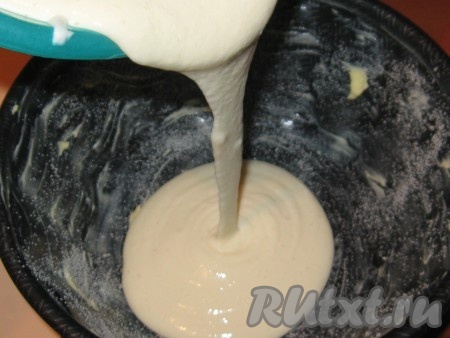 Форму (у меня форма диаметром 18 сантиметров и высотой 7 сантиметров) смазать сливочным маслом и присыпать манкой, вылить в неё творожную массу.