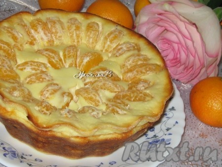 Переложить на блюдо и можно подавать к столу. Эта выпечка хороша и тёплой, и полностью остывшей.