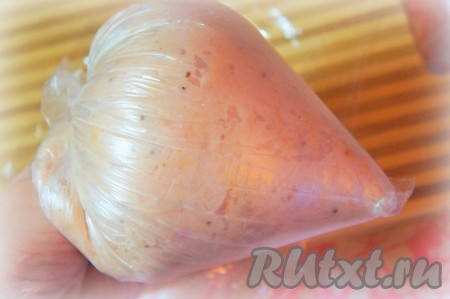 Подготовьте заранее пищевую плёнку. Её необходимо разрезать на прямоугольники, размер которых зависит от длины и толщины куриных сосисок. Переложите фарш в кондитерский мешок.
СОВЕТ: если у вас не оказалось под рукой кондитерского мешка, не беда. Переложите фарш в двойной полиэтиленовый пакет и отрежьте у пакета один уголок.