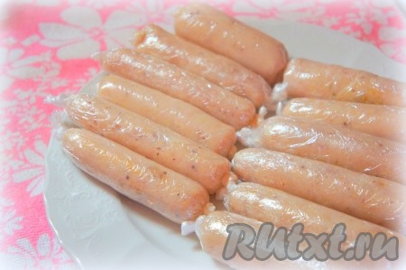 Повторите аналогично для остальных сосисок. Не переживайте, если первые сосиски будут получаться немного разные, не беда. В этом деле нужно немного "набить руку".&nbsp;Охладите домашние куриные сосиски в течение 1 часа в холодильнике. Сосиски вы можете приготовить впрок, тогда просто заморозьте их и используйте по необходимости. Это просто, быстро, вкусно и что самое главное - полезно!
