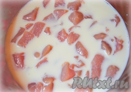 Переложите в глубокую миску, добавьте молоко и оставьте мясо "отдохнуть" на 30-45 минут.
