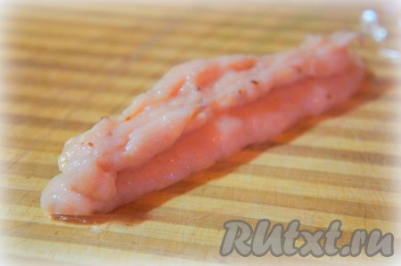 На пищевую плёнку выдавите необходимую "полоску" из фарша.&nbsp;