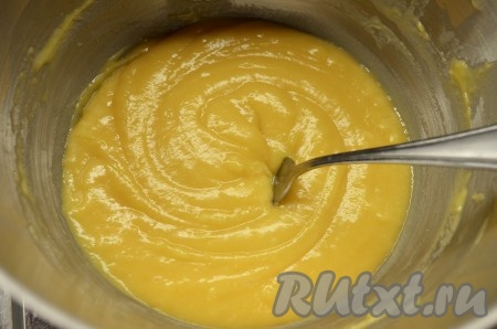 Далее постепенно введите яйца. У вас должна получиться гладкая однородная масса.
