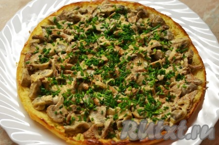 Шнитт-лук нарежьте и посыпьте на грибы.
