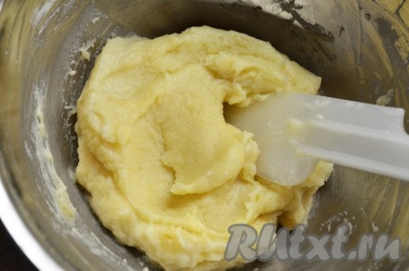 Снимите с огня и перелейте в муку. Мешайте ложкой до однородного состояния.
