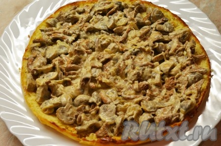 На нижнюю часть лепешки выложите грибную смесь и равномерно ее распределите.
