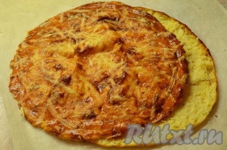 Готовую лепешку достаньте из духовки, дайте чуть-чуть остыть и затем разрежьте пополам.
