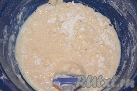 И просеять муку. Не всю, а постепенно.