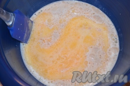 После этого добавить взболтанное яйцо, масло, соль, снова размешать.