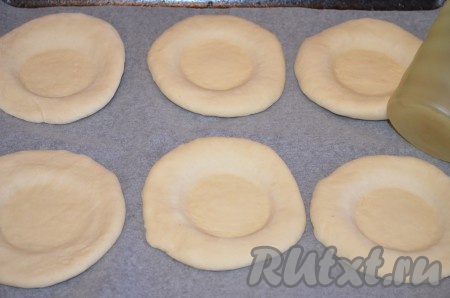 Придать им скалкой круглую форму, в центре сделать углубление.