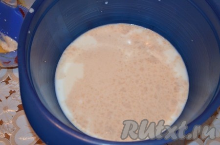 Залить дрожжи с сахаром теплым молоком, перемешать и оставить на 10 минут, чтобы образовалась пенка или шапочка сверху.&nbsp;