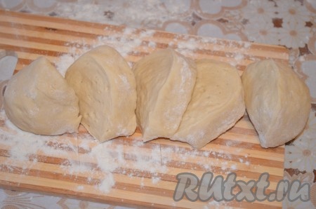 Отрезать от теста кусочки примерно по 100 грамм, скатать шарики.
