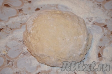 Замешивать тесто сначала в миске, потом на столе.
