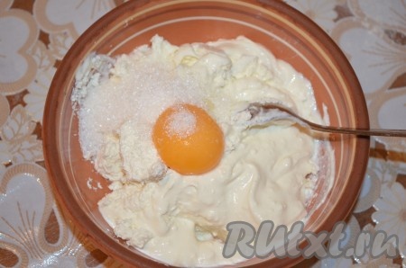 Для начинки перетереть все ингредиенты вилкой, ложкой или толкушкой.