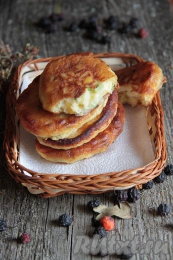 Пышные оладьи с варёными яйцами и зелёным луком на кефире