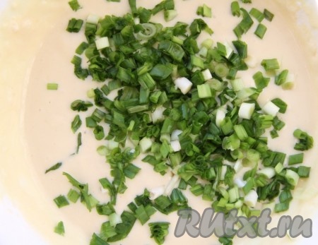 Затем добавим к тесту зелёный лук.