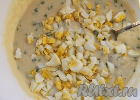 Перемешаем, добавим нарезанные яйца.
