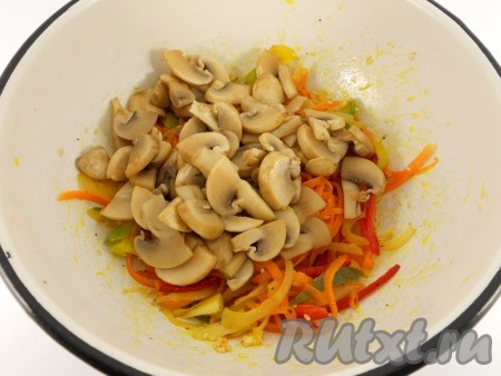 Овощи перемешать, добавить шампиньоны вместе с соевым соусом.