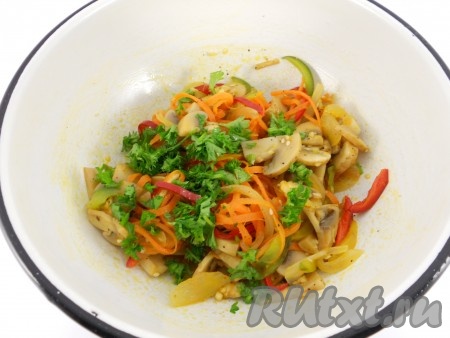 Сюда же выложить мелко нарезанную петрушку, посолить по вкусу, перемешать.