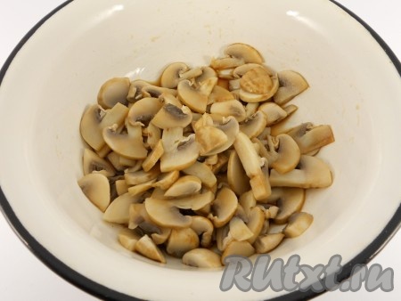 Свежие шампиньоны промыть водой, нарезать на тонкие пластины, выложить в кастрюлю, залить полностью холодной водой. Поставить кастрюлю с грибами на огонь, после закипания отварить в течение 4-5 минут, затем откинуть на дуршлаг, промыть холодной водой, дать лишней жидкости стечь. Переложить отваренные шампиньоны в глубокую посуду, влить соевый соус, перемешать грибы и оставить мариноваться на 30-40 минут.