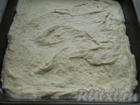 Форму смазать сливочным маслом и выложить тесто. Разровнять ложкой.