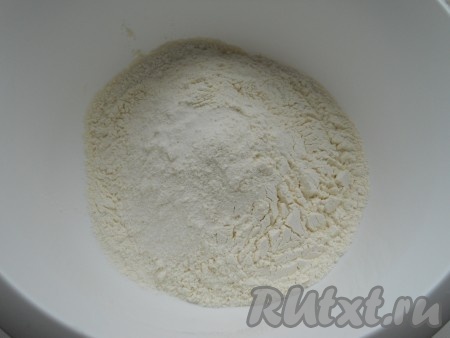 Муку просеять, добавить разрыхлитель и ванилин. Перемешать.