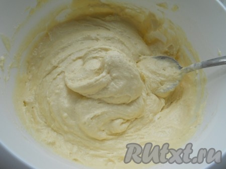 В подготовленную яично-масляную смесь добавлять мучную смесь частями, вмешивая ее ложкой или лопаткой. Тесто должно получиться консистенции очень густой сметаны.