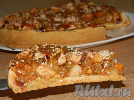 Яблочный пирог с изюмом и корицей
