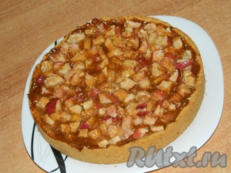 По истечении времени ароматный, очень вкусный яблочный пирог с изюмом и корицей будет готов. Немного даём ему остыть, перекладываем на тарелку и зовём семью пить чай!