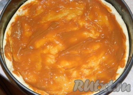 Мажем варёной сгущёнкой (или джемом).