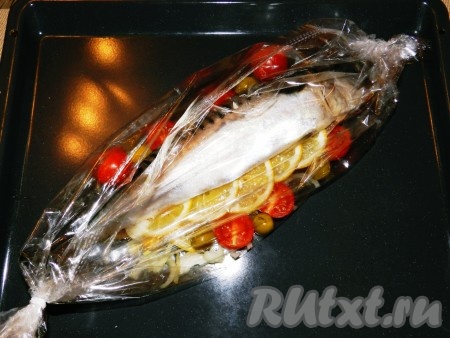 Плотно завязать второй конец рукава для выпечки. Разогреть духовку до 200 градусов и запекать скумбрию 30 минут. За 10 минут до готовности можно разрезать рукав сверху, чтобы рыба зарумянилась.