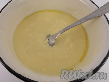 Сливочное масло комнатной температуры растереть с сахарной пудрой до однородности.
