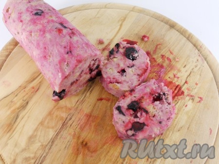 Завернуть фольгу в виде "конфетки" и поместить тесто в морозилку на 30 минут. Затем острым ножом, аккуратно придерживая тесто, нарезать кружочками толщиной 0,7 см.
