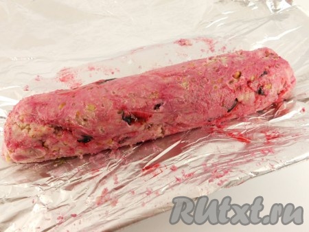 Аккуратно вмешать смородину в тесто, стараясь сильно не давить, чтобы некоторые ягодки остались целыми. Сформировать с помощью фольги "колбаску".
