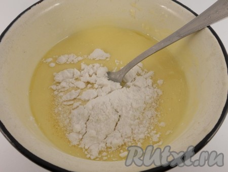 Добавить крахмал и манную крупу, перемешать.
