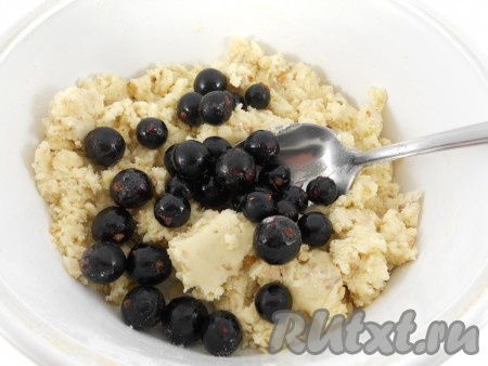 Свежую (или наполовину размороженную) чёрную смородину добавить в тесто.
