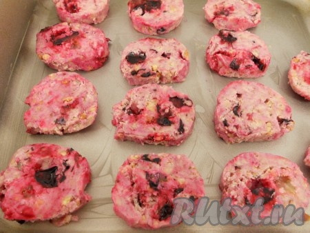 Выложить кружочки (очень аккуратно - тесто хрупкое) в смазанную сливочным маслом форму (или на противень).
