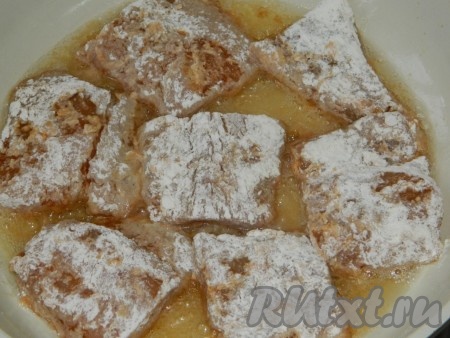 После маринования обваливаем рыбу в муке с двух сторон, выкладываем в сковороду, хорошо разогретую с растительным маслом, и обжариваем с двух сторон до золотистого цвета.