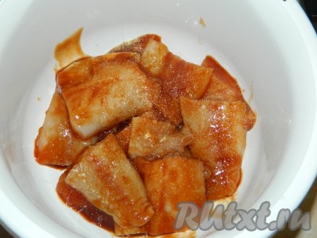 Складываем нарезанную рыбу в миску, добавляем соевый соус, специи по вкусу (я добавила немного чесночного порошка), аккуратно перемешиваем и оставляем промариноваться минут на 30. За это время можно 1-2 раза перемешать, чтобы рыбка равномерно пропиталась соевым соусом. Соль я не добавляла, так как соевый соус у меня был достаточно солёным.