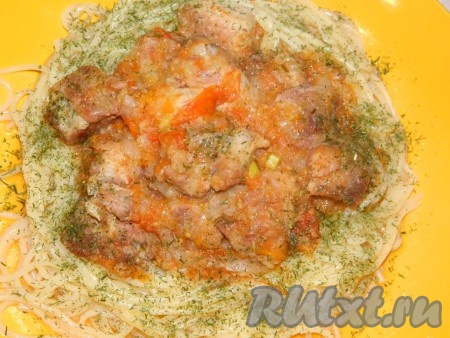 Мясо, тушеное с помидорками и лучком