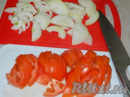 Пока обжаривается мясо, режем лук и помидоры. Затем добавляем овощи к мясу, подливаем немного воды или бульона. Соль и специи по вкусу. Оставляем на маленьком огне тушиться минут 30-40.
