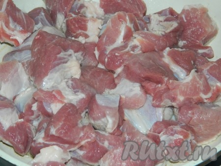 Режем мясо на кусочки. И обжариваем на сильном огне от вот такого состояния...